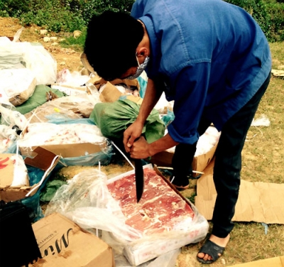 320 kg thịt b&ograve; đ&ocirc;ng lạnh tại hiện trường bắt giữ