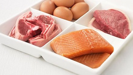 Nguy&ecirc;n nh&acirc;n dẫn đến bệnh ung thư một phần l&agrave; do chế độ ăn chứa nhiều đạm