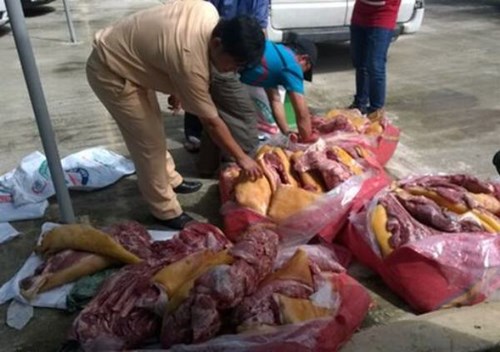 Nửa tấn thịt đ&ocirc;ng lạnh kh&ocirc;ng r&otilde; nguồn gốc