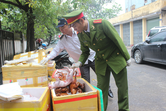 Thịt g&agrave; thối nồng nặc su&yacute;t &lsquo;vi vu&rsquo; thị trường Tết