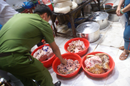 Lực lượng chức năng kiểm tra v&agrave; ph&aacute;t hiện thịt heo quay &ocirc;i thiu, bốc m&ugrave;i tại cơ sở Cường K&yacute; (TP Cần Thơ)