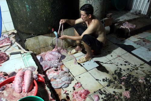Cơ sở chế biến thịt lợn bẩn liên tiếp bị phát hiện trong những ngày gần đây Cơ sở chế biến thịt lợn bẩn liên tiếp bị phát hiện trong những ngày gần đây