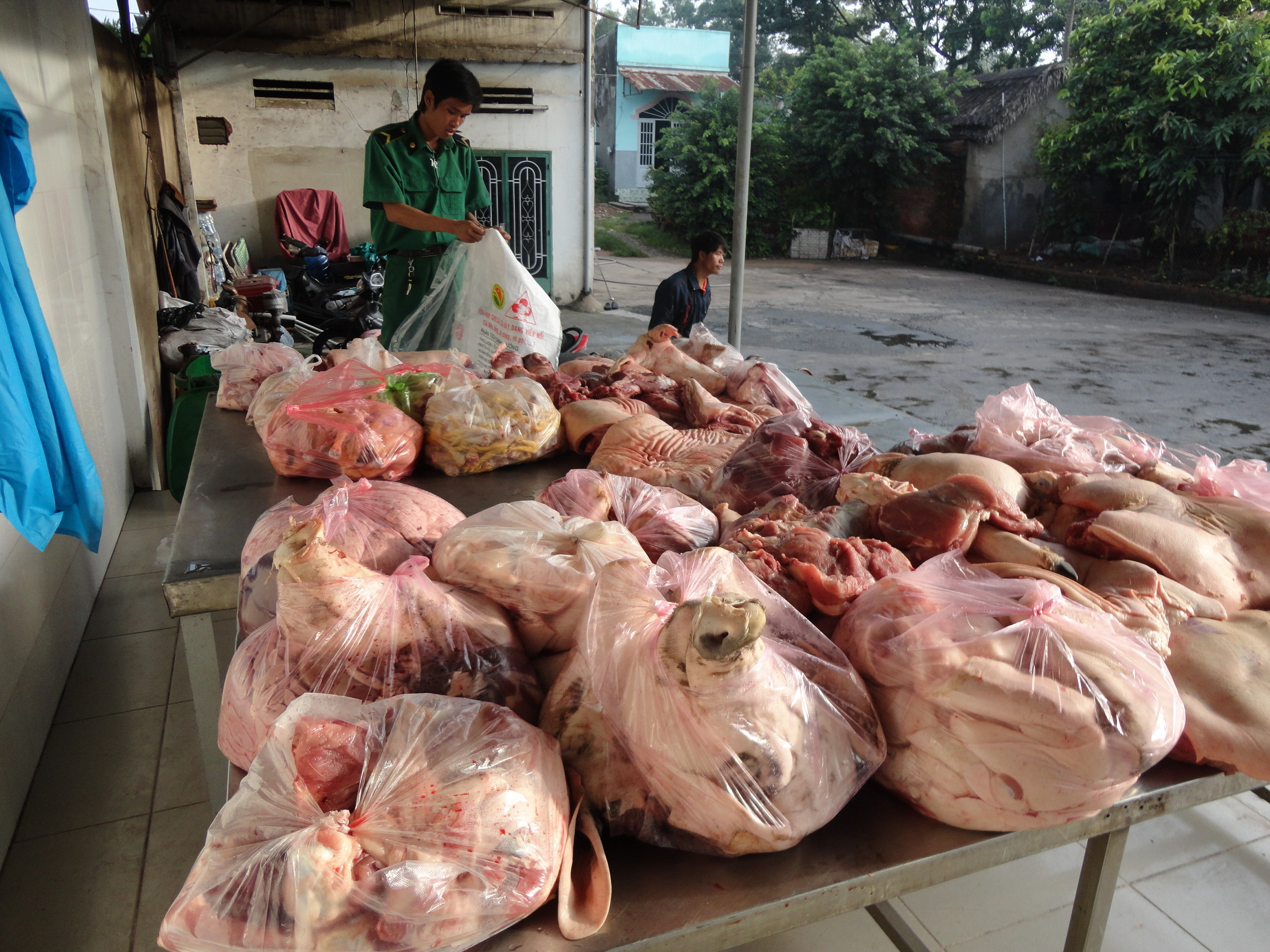 Bằng mắt thường rất kh&oacute; ph&acirc;n biệt được thịt lợn bơm nước