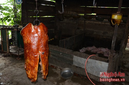 Ph&iacute;a b&ecirc;n trong cơ sở đặc biệt xung quanh l&ograve; quay rất bẩn