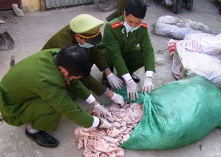C&ocirc;ng An Thanh H&oacute;a bắt giữ &ocirc; t&ocirc; trở 550kg b&igrave; lợn bị &ocirc;i thiu biến m&agrave;u tr&ecirc;n đường ti&ecirc;u thụ