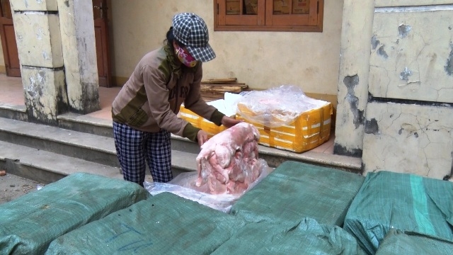 Cả tấn thịt thối đựng trong c&aacute;c th&ugrave;ng xốp vận chuyển tr&ecirc;n xe tải bị thu giữ ở Quảng Trị