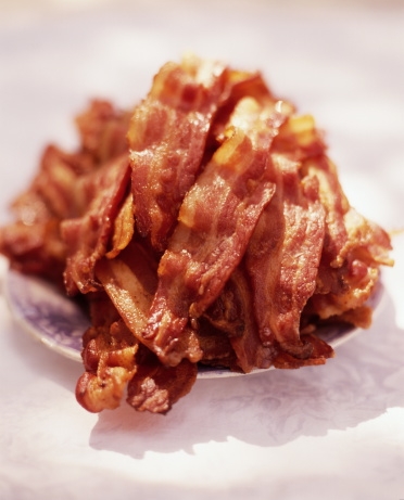 Thịt x&ocirc;ng kh&oacute;i được ph&aacute;t hiện chứa nhiều chất b&eacute;o, cholesterol v&agrave; natri c&oacute; haị.