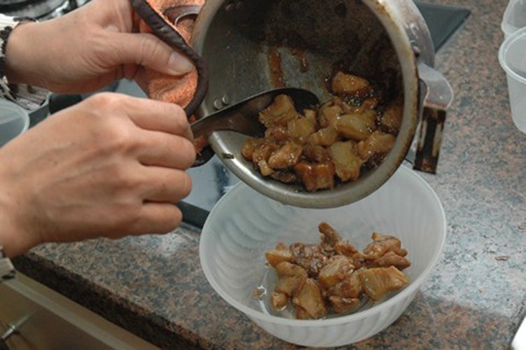Chế biến thịt trong chiếc nồi nhỏ l&agrave; một sai lầm trong ăn uống thường gặp