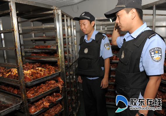 Cảnh s&aacute;t tiến h&agrave;nh kiểm tra cơ sở sản xuất thịt lợn 