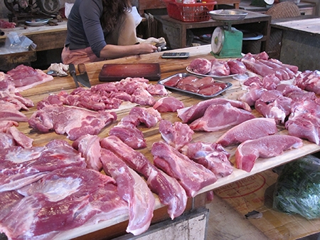 Một trong những điểm nhận biệt thịt lợn tăng trọng nhanh nhất l&agrave; m&ugrave;i thuốc kh&aacute;ng sinh nặng nề trong thịt