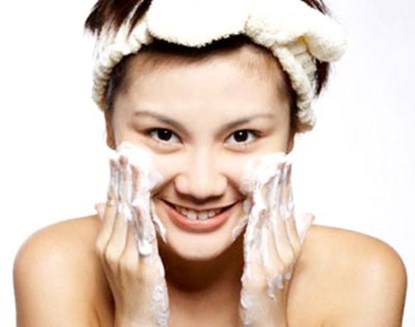 Th&oacute;i quen sai lầm trong việc chăm s&oacute;c da nhờn nhiều người mắc phải l&agrave; kh&ocirc;ng cung cấp đủ độ ẩm 