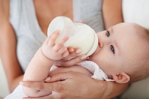 Sai lầm của c&aacute;c b&agrave; mẹ l&agrave; th&ecirc;m nước hoa quả v&agrave;o sữa khi cho con ăn