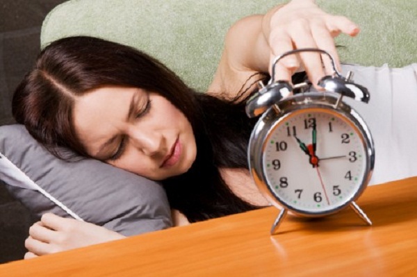 Th&oacute;i quen ngủ kh&ocirc;ng đủ giấc l&agrave; một trong những sai lầm g&acirc;y tổn thương gan