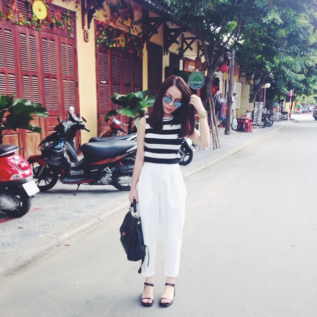 Yến Trang s&agrave;nh điệu khi kết hợp &aacute;o thun kẻ trắng đen với quần baggy trắng