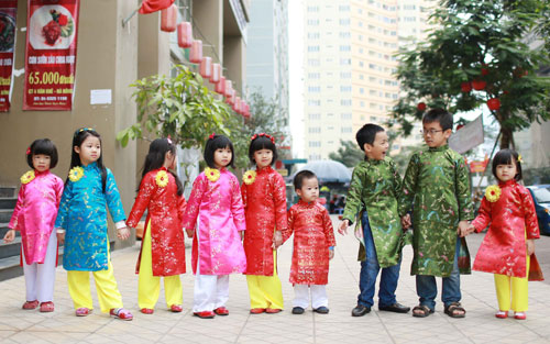 C&aacute;c b&eacute; tr&ocirc;ng rất đ&aacute;ng y&ecirc;u trong trang phục &aacute;o d&agrave;i truyền thống