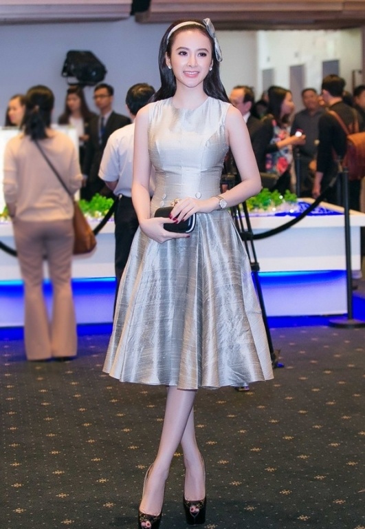 Angela Phương Trinh đẹp hoàn hảo trong b&ocirc;̣ cánh màu ghi thanh lịch 
