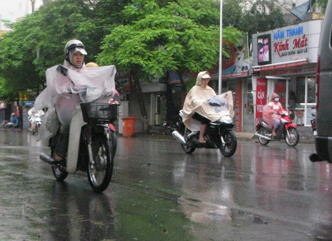 Dự b&aacute;o thời tiết h&ocirc;m nay 13/11, Trung Bộ tiếp tục đ&oacute;n mưa d&ocirc;ng tr&ecirc;n diện rộng, đặc biệt l&agrave; c&aacute;c v&ugrave;ng ven biển