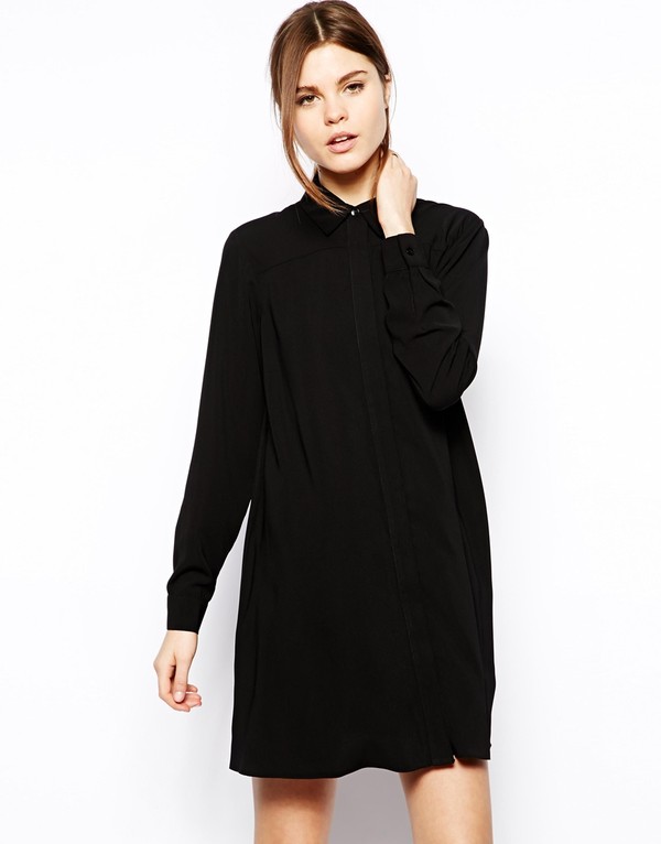 Asos mang đến mẫu shirtdress lụa tone đen vừa thoải m&aacute;i, lại vừa lịch sự với gi&aacute; kh&aacute; 