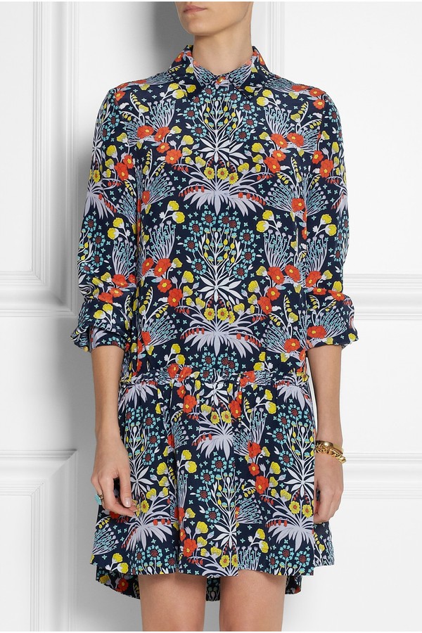 Cho những qu&yacute; c&ocirc; c&ocirc;ng sở ưa phong c&aacute;ch trẻ trung, thoải m&aacute;i: mẫu shirtdress d&aacute;ng su&ocirc;ng, xếp li nhẹ ở ch&acirc;n v&aacute;y của Marc by Marc Jacobs. Thiết kế n&agrave;y c&oacute; gi&aacute; 553.55$ - hơn 11,6 triệu VND