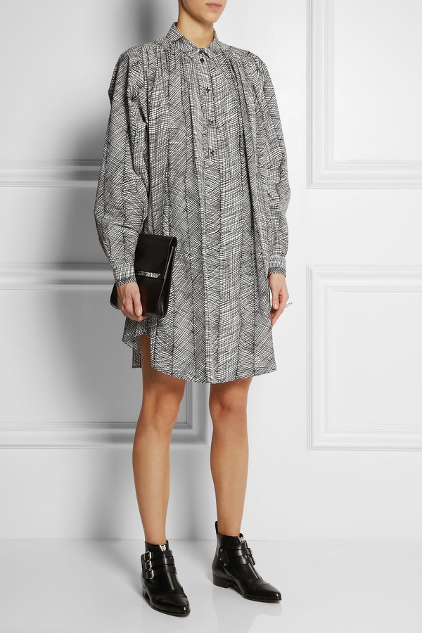 Kenzo mang đến một mẫu v&aacute;y shirtdress cực kỳ c&aacute; t&iacute;nh, với tay d&agrave;i, phồng v&agrave; họa tiết đan ch&eacute;o cực kỳ ấn tượng v&agrave; bắt mắt. Tuy nhi&ecirc;n, mức gi&aacute; của n&oacute; cũng kh&ocirc;ng hề dễ chịu. Bạn sẽ phải chi khoảng 415 bảng, tương đương 14,2 triệu VNĐ. 