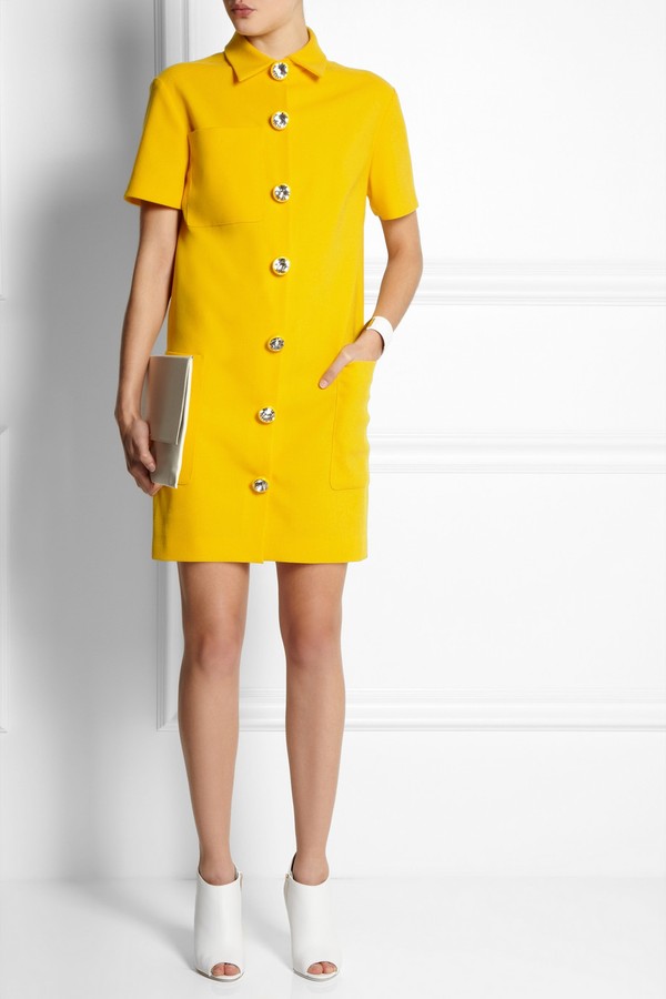 Những c&ocirc; n&agrave;ng y&ecirc;u phong c&aacute;ch sang trọng, s&agrave;nh điệu sẽ y&ecirc;u mẫu shirtdress n&agrave;y của Christopher Kane. M&agrave;u v&agrave;ng mustard cực kỳ quyến rũ v&agrave; thanh lịch, k&egrave;m theo h&agrave;ng c&uacute;c đ&iacute;nh đ&aacute; qu&yacute; ph&aacute;i, tạo n&ecirc;n một mẫu shirtdress đơn giản nhưng v&ocirc; c&ugrave;ng đẳng cấp. N&oacute; c&oacute; gi&aacute; 1500 bảng, tương đương 52,5 triệu VNĐ. 
