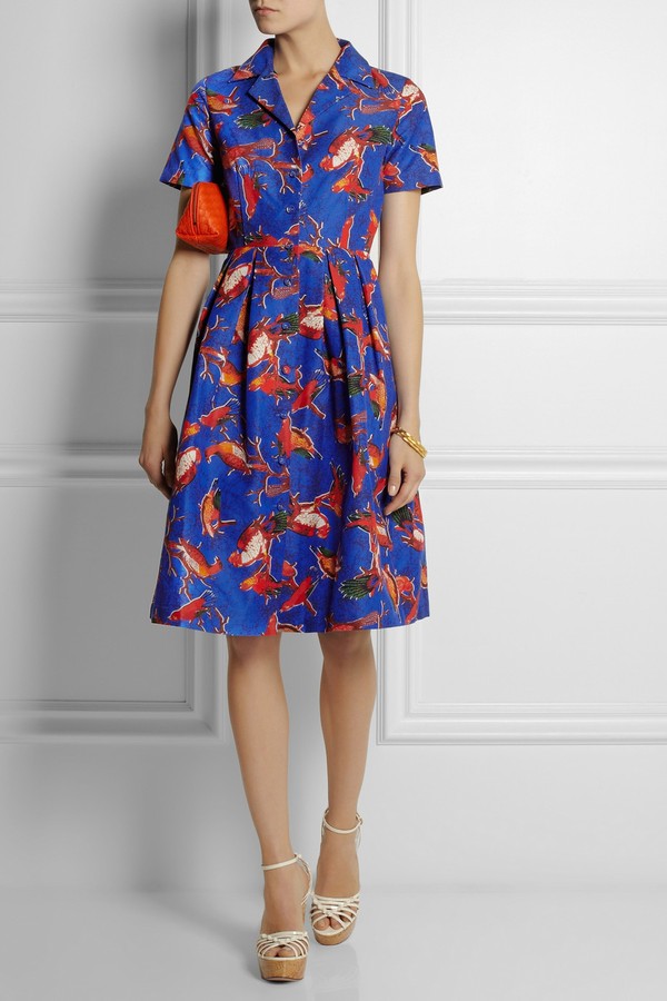 Mẫu shirtdress tone xanh in họa tiết ấn tượng v&agrave; vui mắt n&agrave;y Clements Ribeiro c&oacute; gi&aacute; 780.65$ - khoảng 16,4 triệu VND.