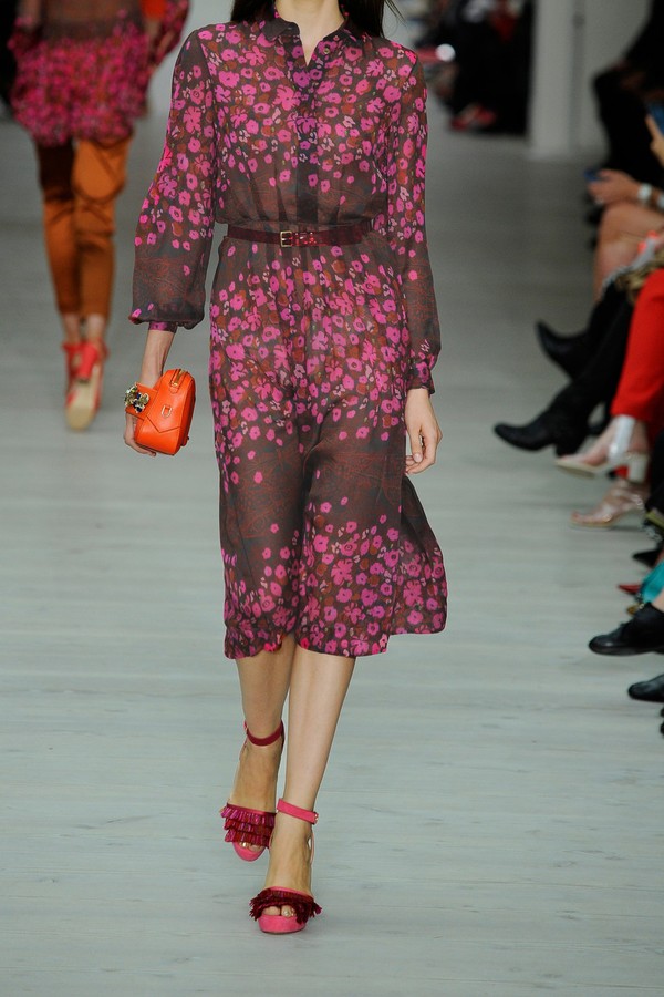 Mathew Williamson mang đến mẫu shirtdress voan in hoa v&ocirc; c&ugrave;ng bay bổng v&agrave; sang trọng. Tất nhi&ecirc;n, mức gi&aacute; cho thiết kế đẹp m&ecirc; mẩn n&agrave;y cũng kh&ocirc;ng hề thấp: 1.587$ - tương đương hơn 33,3 triệu VND.