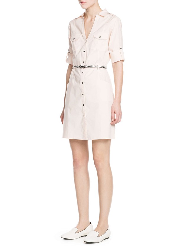Một mẫu v&aacute;y shirtdress rất xinh xắn kh&aacute;c của Mango với chất liệu vải mỏng, nhẹ v&agrave; gam m&agrave;u s&aacute;ng. N&oacute; c&oacute; gi&aacute; 1 triệu VNĐ.
