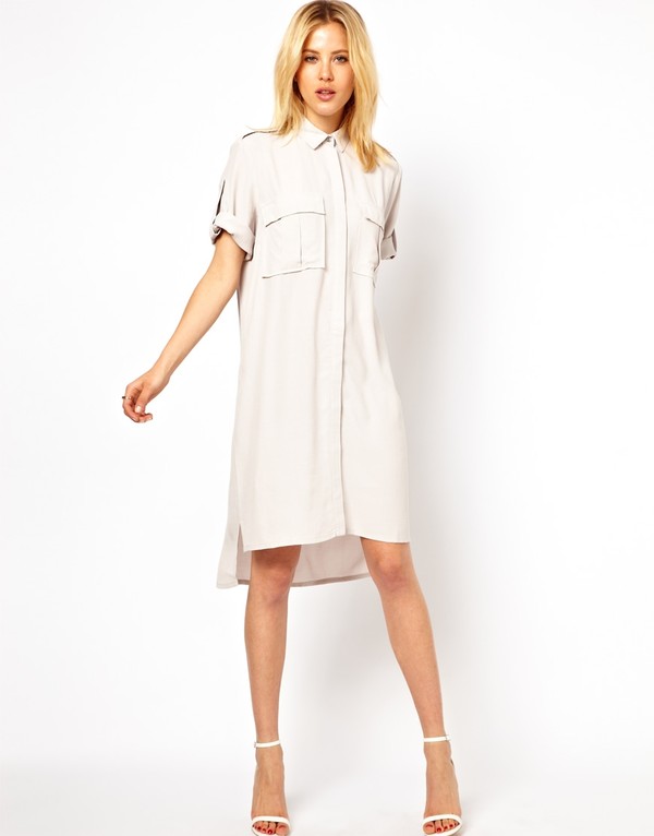 Nhẹ nh&agrave;ng, m&aacute;t mẻ với shirtdress lụa vạt cao thấp k&egrave;m t&uacute;i hộp c&aacute; t&iacute;nh của Asos. Chiếc v&aacute;y n&agrave;y c&oacute; gi&aacute; 40 bảng - khoảng 1,360 triệu VND.