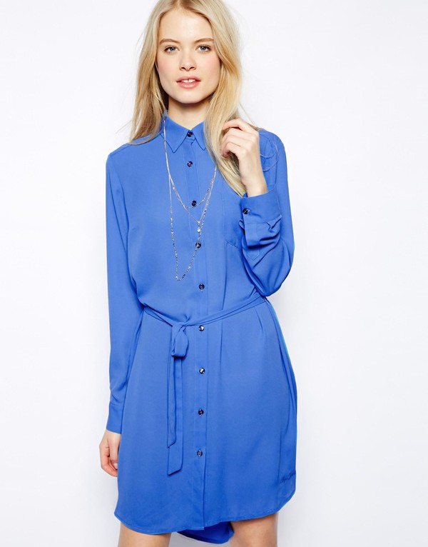 Mẫu v&aacute;y shirtdress xinh xắn m&agrave;u xanh nhạt với họa tiết hoa trắng thanh mả của Hilfiger sẽ l&agrave; lựa chọn ho&agrave;n hảo cho tiết trời h&egrave; n&agrave;y. N&oacute; c&oacute; gi&aacute; 90 bảng, tương đương khoảng 3,1 triệu VNĐ.