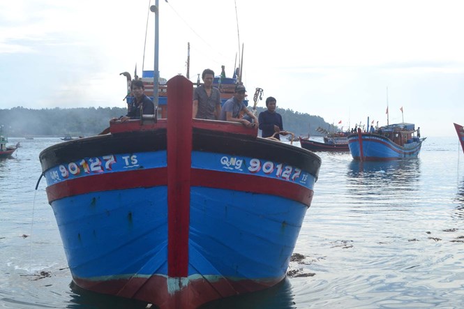 Theo lời ngư d&acirc;n, t&agrave;u c&aacute; Quảng Ng&atilde;i thường xuy&ecirc;n bị t&agrave;u lạ tấn c&ocirc;ng ở v&ugrave;ng biển Trường Sa