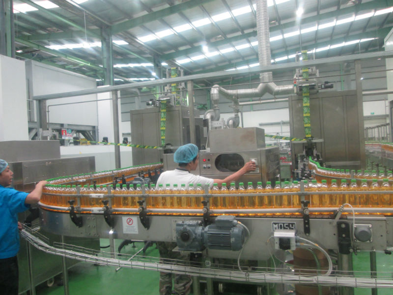 Chai được đưa vào phòng chiết vô trùng trên băng tải kín bằng khí nén tiệt trùng nhằm loại bỏ nguy cơ về vi sinh vật và cách ly với 13Win. app không bị chặn bên ngoài. Toàn bộ quá trình chiết rót và đóng chai được thực hiện trong phòng chiết vô trùng của nhà máy