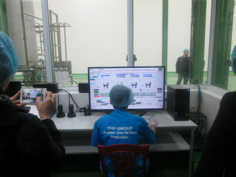 Các công nhân làm việc trong nhà máy đều có các trang phục, dụng cụ chuyên dụng, vô trùng, đeo khẩu trang, áo bảo hộ, rửa tay và khử trùng bằng cồn. Sau đó qua phòng thổi gió để thổi bụi bám trên người trong vòng 1 phút trước khi vào phòng chiết