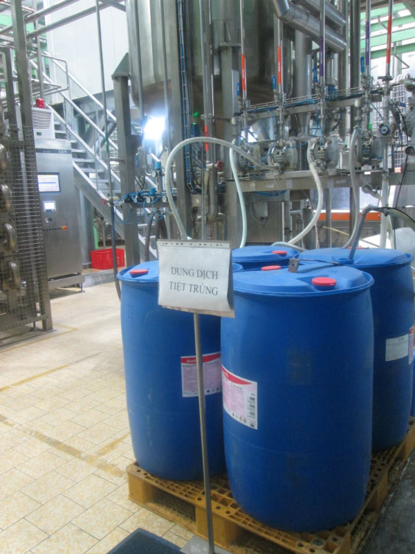 Dung dịch tiệt trùng được sử dụng trong nhà máy được đóng kín trong các thùng nhựa với các quy định sử dụng ngặt nghèo. Đảm bảo các Tiêu chuẩn an toàn khi sử dụng