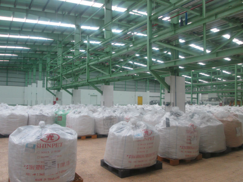 Các nguyên liệu mà Tân Hiệp Phát sử dụng được bảo quản kỹ trong các bao trước khi đưa vào sử dụng, nhà xưởng sạch bóng, không khói bụi