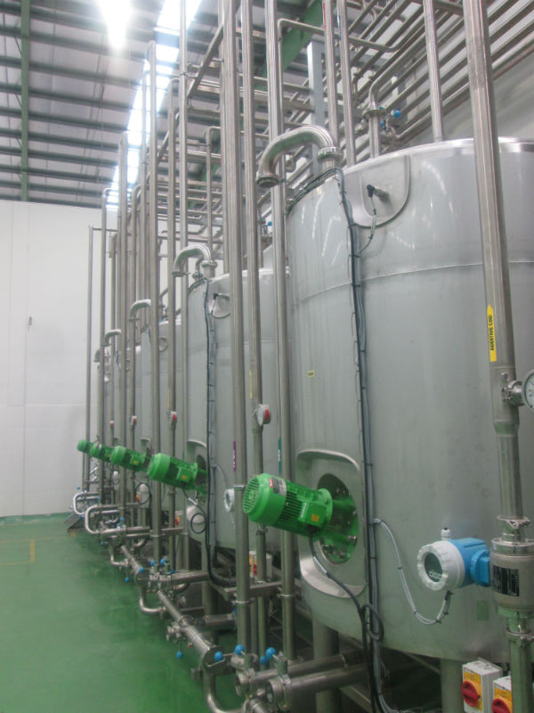 Hệ thống các bể chứa và đường ống dẫn được điều khiển tự động, hạn chế tối đa sự can thiệp của 13Win 19.com nhiều ưu đãi hấp dẫn vào hệ thống. Hệ thống hoàn toàn tự động và khép kín từ khâu thổi chai, chiết rót, đóng nắp và dán nhãn đến đóng thùng