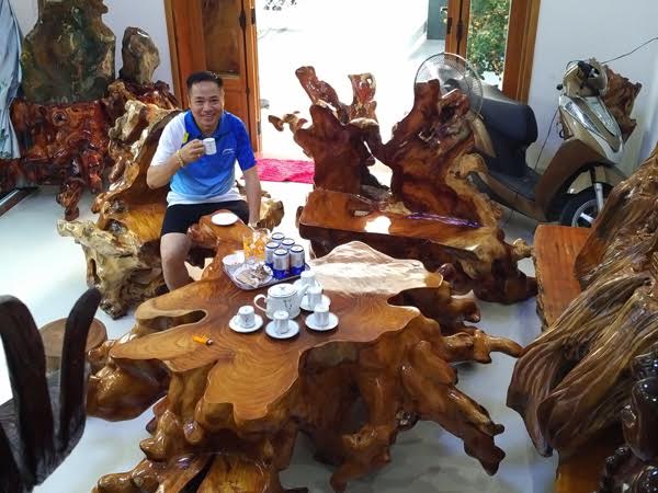 Trong phòng khách của đại gia Trương Quốc Sỹ ở Quảng Nam có một bộ bàn ghế từ gốc gỗ huỳnh đàn hay còn gọi là sưa đỏ quý hiếm được chủ nhân coi như ‘báu vật để đời’.