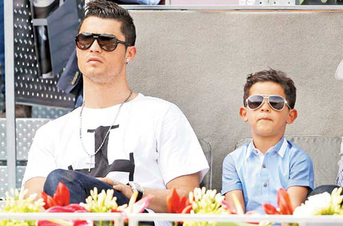 Người mẹ của con trai Ronaldo vẫn l&agrave; một b&iacute; ẩn