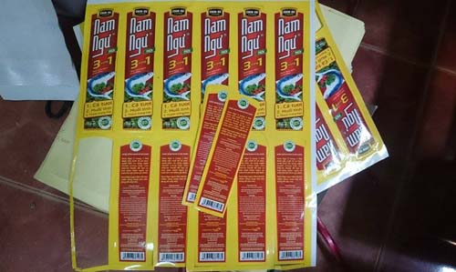 Nh&atilde;n m&aacute;c vỏ chai nước mắm giả thu tại cơ sở l&agrave;m nh&aacute;i nước mắm Nam Ngư