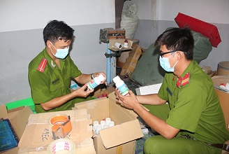 Lực lượng chức năng tiến h&agrave;ng kiểm tra thuốc bảo vệ 13Win19 thể thao, đá gà, bắn cá, game bài, nổ hũ