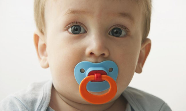 Cảnh b&aacute;o n&uacute;m v&uacute; cao su c&oacute; thể g&acirc;y nguy hiểm đến t&iacute;nh mạng trẻ nhỏ
