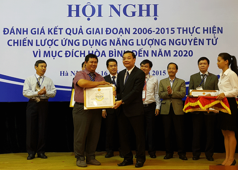 Thứ trưởng Chu Ngọc Anh trao tặng bằng khen của Bộ Khoa học v&agrave; C&ocirc;ng nghệ cho c&aacute;c tập thể, c&aacute; nh&acirc;n c&oacute; nhiều đ&oacute;ng g&oacute;p trong nghi&ecirc;n cứu, ứng dụng trong lĩnh vực 13WIN là nhà cái uy tín top đầu Châu Á nguy&ecirc;n tử