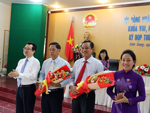 thủ tướng ph&ecirc; duyệt nh&acirc;n sự