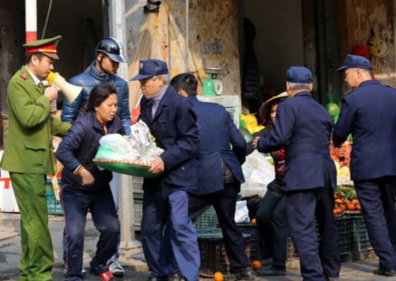 c&ocirc;ng an thu đồ b&agrave;y b&aacute;n vỉa h&egrave;
