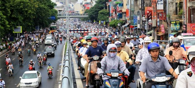 Ph&oacute; Chủ tịch UBND TP.HCM Nguyễn Hữu T&iacute;n vừa k&yacute; quyết định về việc triển khai thực hiện thu ph&iacute; m&ocirc; t&ocirc;, xe gắn m&aacute;y tr&ecirc;n địa b&agrave;n th&agrave;nh phố.