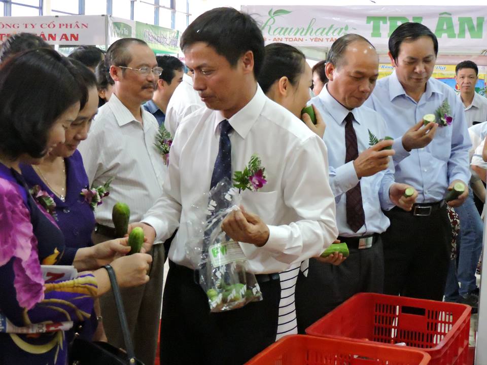 Thứ trưởng Vũ Văn T&aacute;m ăn dưa chuột kh&ocirc;ng bỏ vỏ để chứng minh n&ocirc;ng sản an to&agrave;n