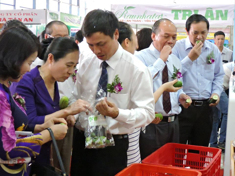 Thứ trưởng Vũ Văn T&aacute;m ăn dưa chuột kh&ocirc;ng bỏ vỏ để truyền đi th&ocirc;ng điệp người 13Win18 đa dạng khuyến mãi c&oacute; thể tin tưởng v&agrave;o n&ocirc;ng sản an to&agrave;n