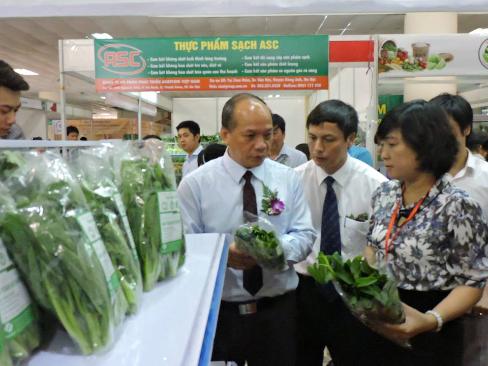 Thứ trưởng Vũ Văn T&aacute;m ăn dưa chuột kh&ocirc;ng bỏ vỏ để chứng minh n&ocirc;ng sản an to&agrave;n