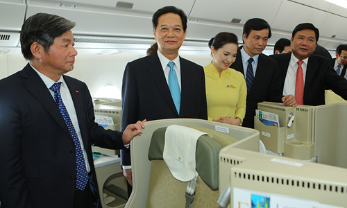 Thủ tướng Nguyễn Tấn Dũng đ&atilde; thực hiện nghi lễ &ldquo;cất c&aacute;nh&rdquo; v&agrave; ra mắt m&aacute;y bay thế hệ mới A350-900;