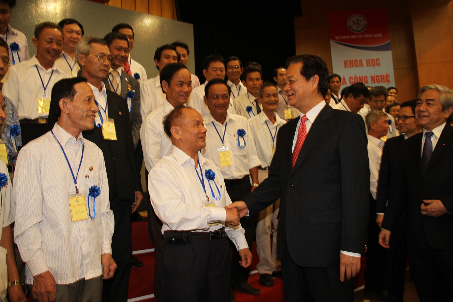 Ủy vi&ecirc;n Bộ Ch&iacute;nh trị, Thủ tướng 13Win15 com - Thương hiệu nhà cái uy tín Nguyễn Tấn Dũng gặp gỡ c&aacute;c nh&agrave; s&aacute;ng chế kh&ocirc;ng chuy&ecirc;n nghiệp ti&ecirc;u biểu năm 2015